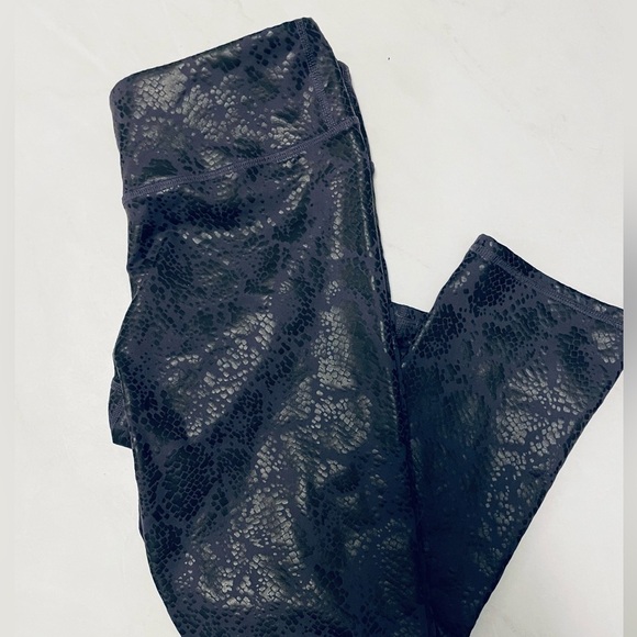 FABILETICS Power Hold Snake Skin Cropped / Capri Legging - Picture 9 of 13
